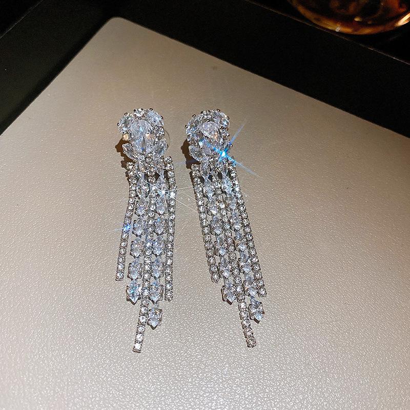 Kwiatowe Perłowe Srebrne Kolczyki Kwadratowe z Diamentami: Elegancka, Wszechstronna Biżuteria dla Słodkiego i Delikatnego Wyglądu.