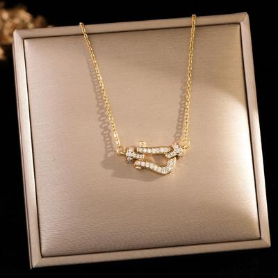 Collana con Fibbia a Ferro di Cavallo Design Ispirato: Catena per clavicola chic in argento 925 con micro-incastonatura - Tendenza europea e americana di lusso leggero per donna - Estate 92