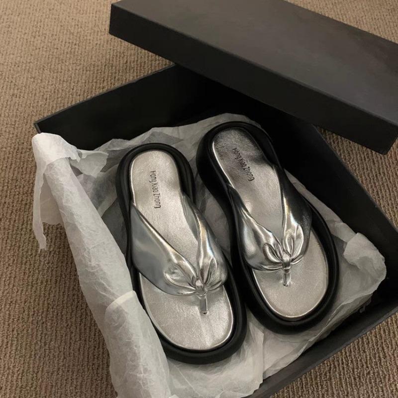 

Daily sponge cake bottom cool slippers women s summer new fashion comfortable soft bottom wear versatile flip-flops 40 серебряный