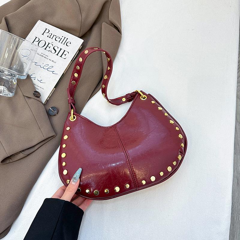 

Ретро сумка через плечо с заклепками, персонализированная, лето 2025, новый зарубежный стиль, портативная сумка под мышкой, большая вместимость, повседневная сумка-ведро красный