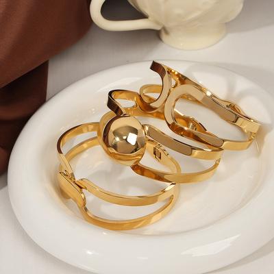 Pendler Licht Luxus Wind Titanstahl Plattiert 18k Gold Geometrische Modellierung Armreif Mode Hohl Breite Version Einfacher Armreif Frauen