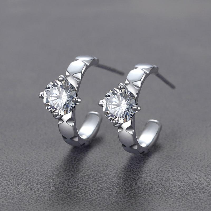 Retro Four-claw Zircon Earrings Are New Simple Personalized Design Ins Cold Wind Earrings for Men and Women.