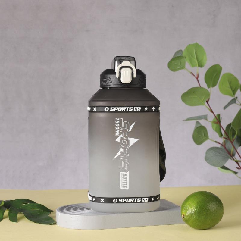 

Бутылка для воды для спорта 1,5 л, фитнес-спорт, бочка, градиент, пластик, супербольшая емкость, стакан для воды, высокая температура, лето черный градиента