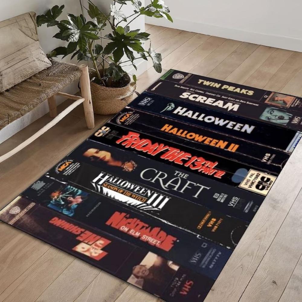 1 Stück Retro Horror VHS Film Filme Großer Teppich Retro Teppich für Wohnzimmer Schlafzimmer Man Cave Spielzimmer Bodenmatte Rutschfest Dekor