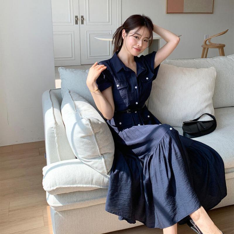 Ein stilvolles Revers-Damenkleid mit einer Schleife, die die Taille betont und schlanker macht