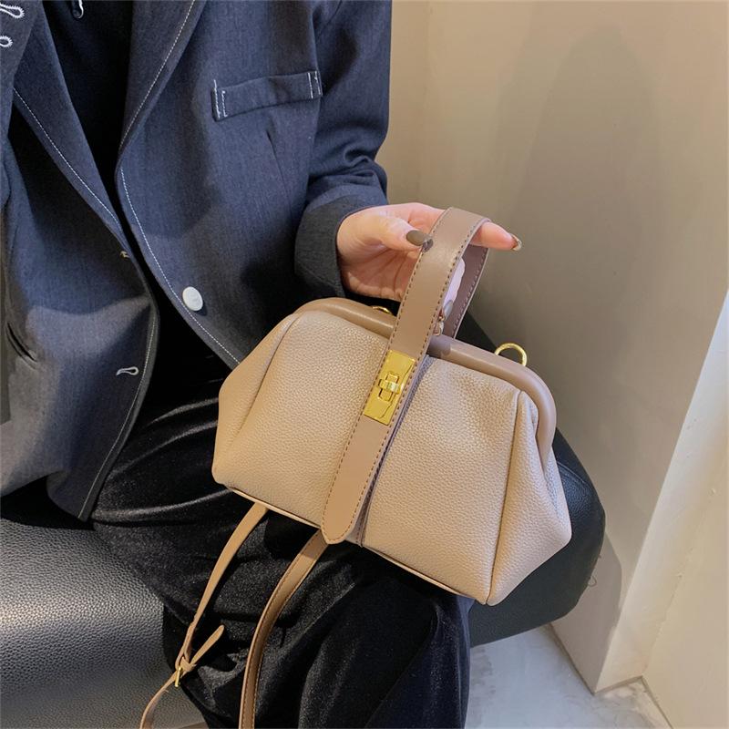 Bag Women's 2024 Autumn and Winter New Fashion Lock Portable Clip Shell Bag Versatile Shoulder Messenger Bag