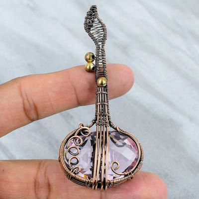 Pendentif Kunzite Rose Cuivre Pendentif Enveloppé de Fil de Cuivre Grand Pendentif en Cuivre Pendentif Guitare Fait Main Bijoux en Pierre Gemme Pendentif Instrument de Musique