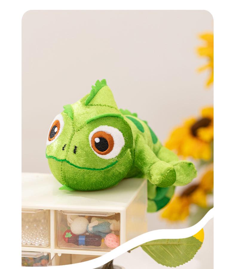 Trendy One-Shoulder Lizard Plush Toy Matching Party Outfit