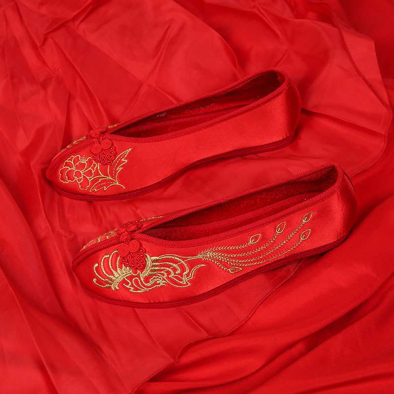 Chinese wedding shoes on the coupe shoes red dragon and phoenix bride Xiuhe shoes flat women's wedding shoes Xiuhe clothes embroidered shoes
