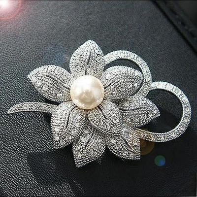 Kadınlar için İnci ve Rhinestone'lu Çevre Dostu Çift Yapraklı Gümüş Broş
