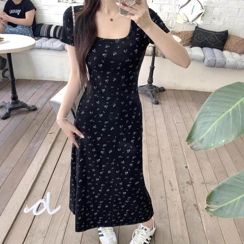 Black Retro Floral Square Neck Midi Dress with Waist-Hugging Fit and Short Sleeves