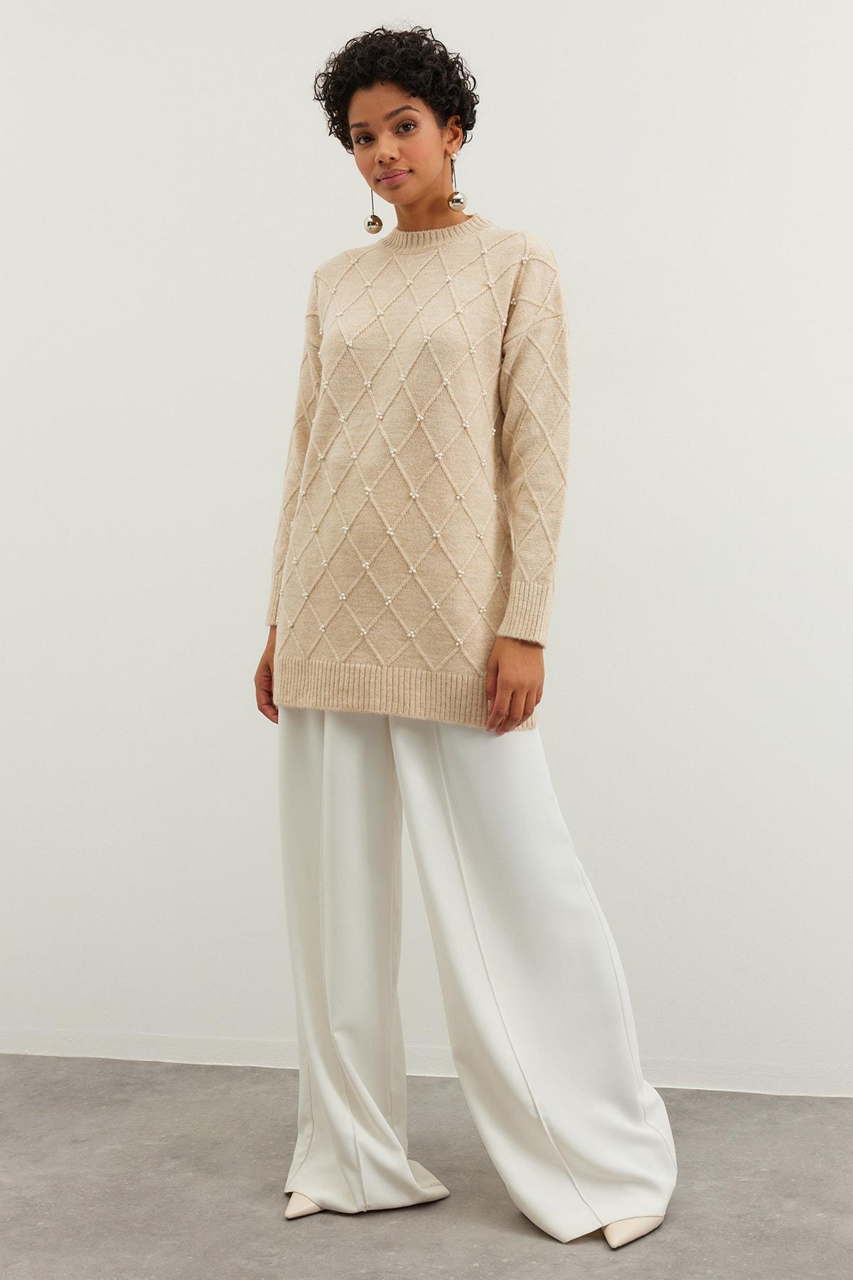 Свитер из мягкого фактурного трикотажа с каменным ромбовидным узором и жемчугом TCTAW24AK00035..