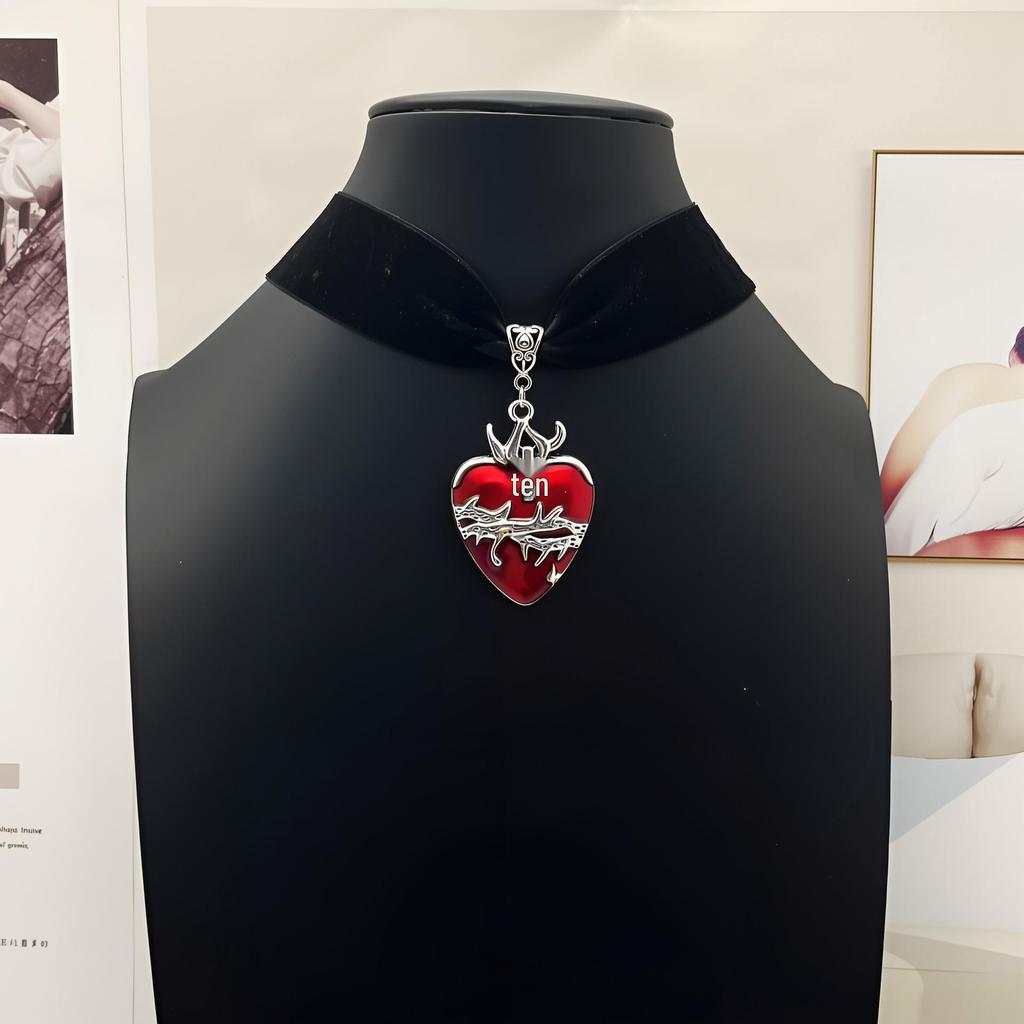 Gothic Winged Skull Heart Pendant Velvet Choker Necklace