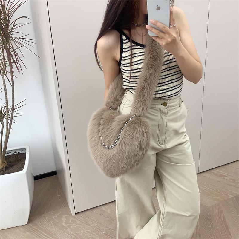 Women Winter Faux Fur Heart Shoulder Bag Soft Plush Chain Crossbody Purse Warm Fluffy Clutch Handbag