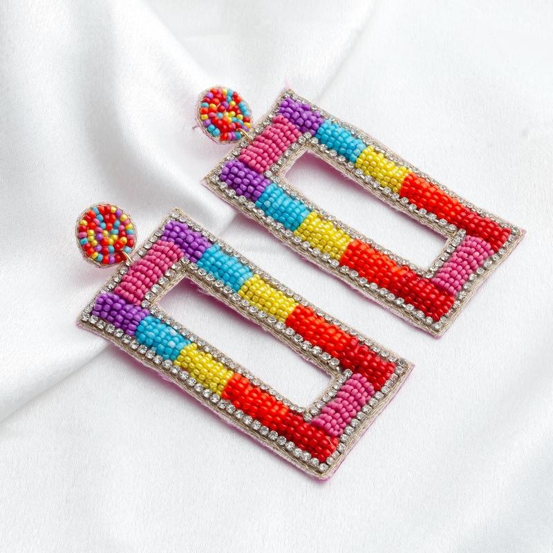 Серьги-прямоугольники с ручной вышивкой бисером: Легкие эффектные украшения