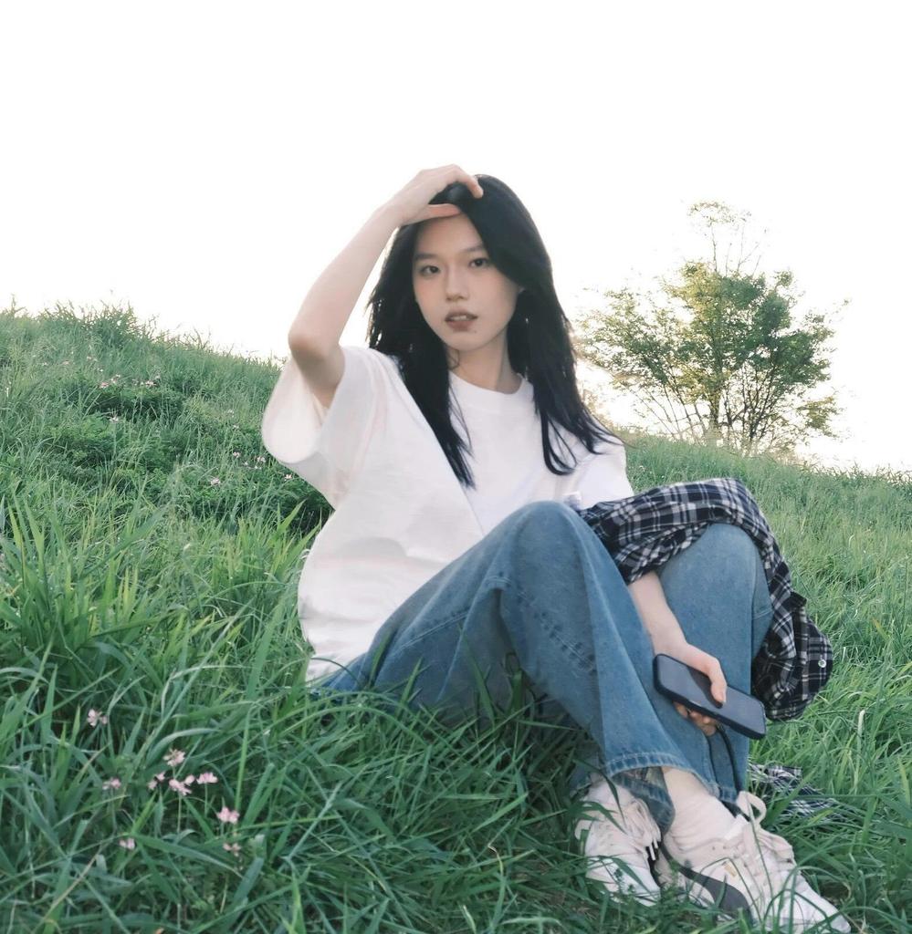 Damski casualowy biały T-shirt z krótkim rękawem - Wiosna/Lato Okrągły dekolt Luźny top