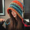 1 Stück Handgefertigte Häkelmütze aus buntem Garn für Damen Winter Gestrickte Beanie-Mütze mit Ohrenklappen, Quaste und Bommel
