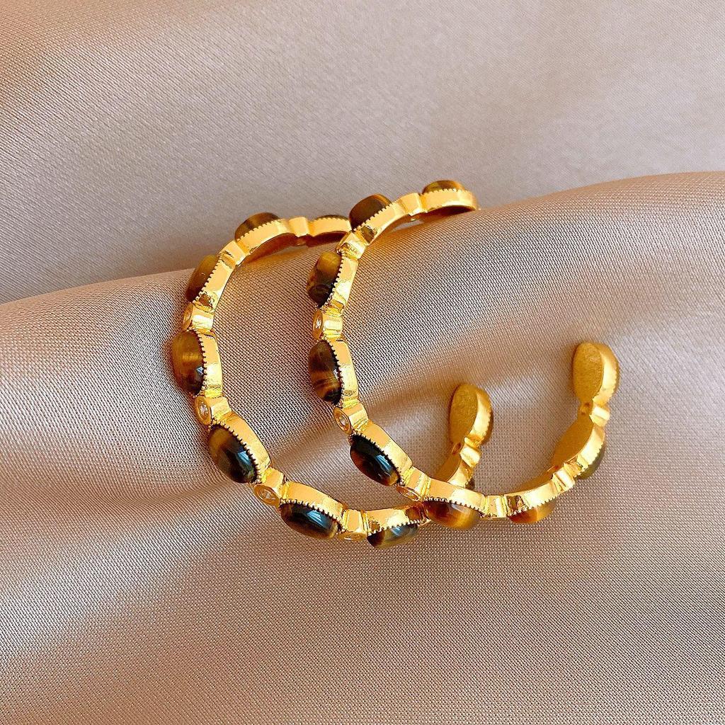 Silver Needle Geometric Tiger Eye Flower Earrings - Retro Style, Light Luxury, High-End Fashion Ear Studs