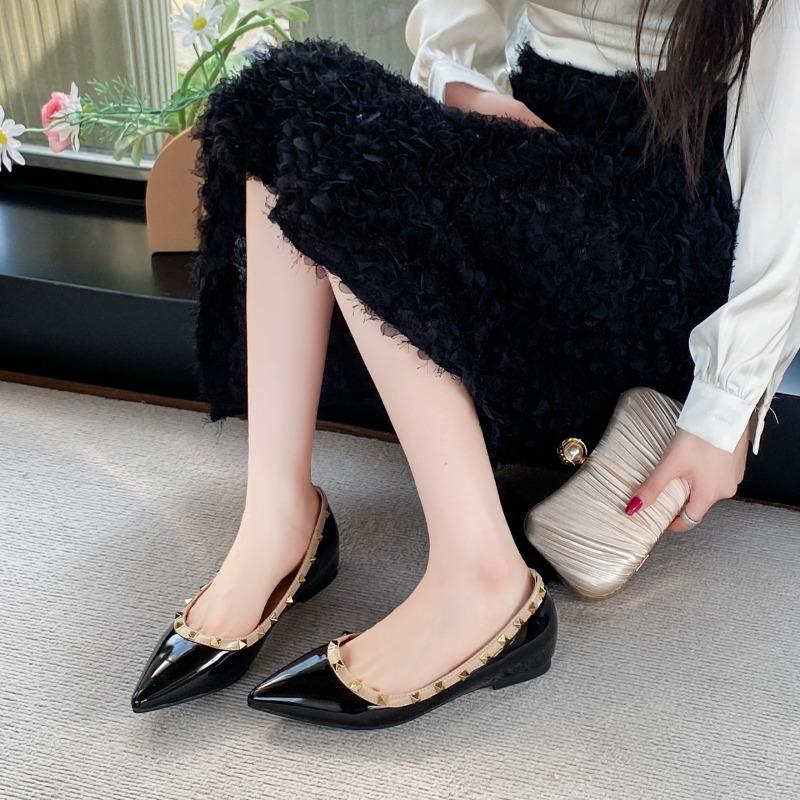 Inner height increase new nude pointed single shoes rivets shallow mouth flat bottom patent leather soft bottom temperament flat shoes 40 чёрный