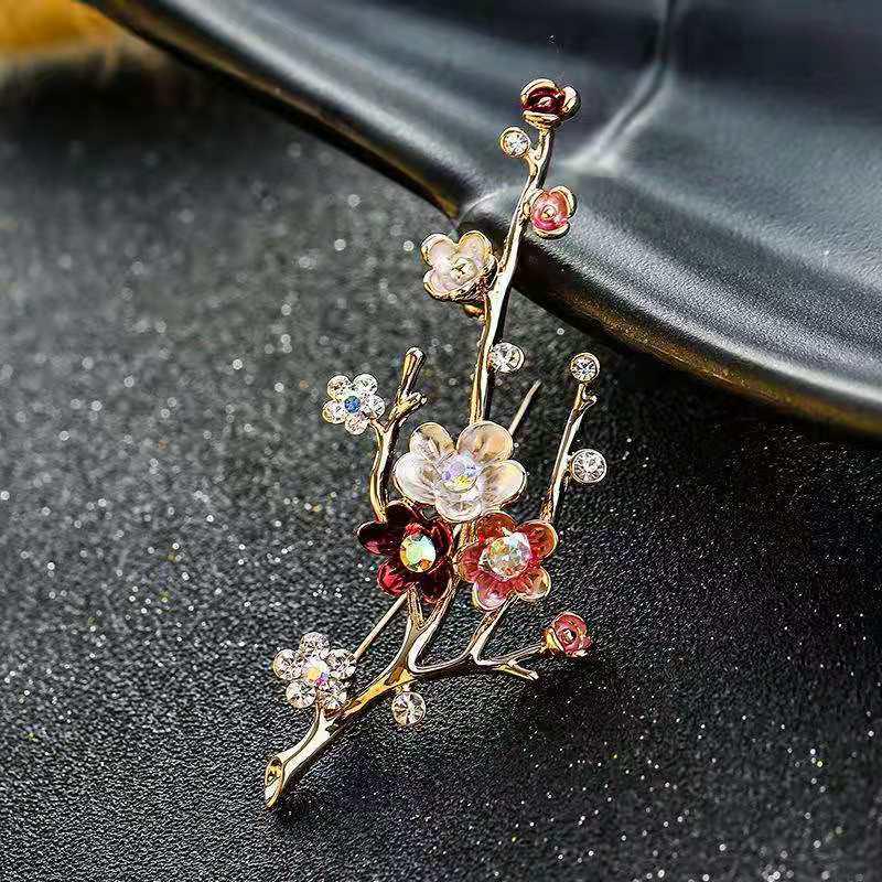 Elegant Women's Pearl & Rhinestone Cartoon Brooch Scarf Buckle with Diamond-Studded Alloy Corsage
