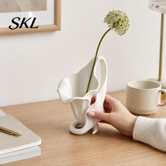 Künstlerisches Tischornament 3D-gedrucktes Calla-Lilien-Vasenornament, Eleganter matter Off-White Blumenhalter mit stabilem Spiral-Feinfinish-Sockel,