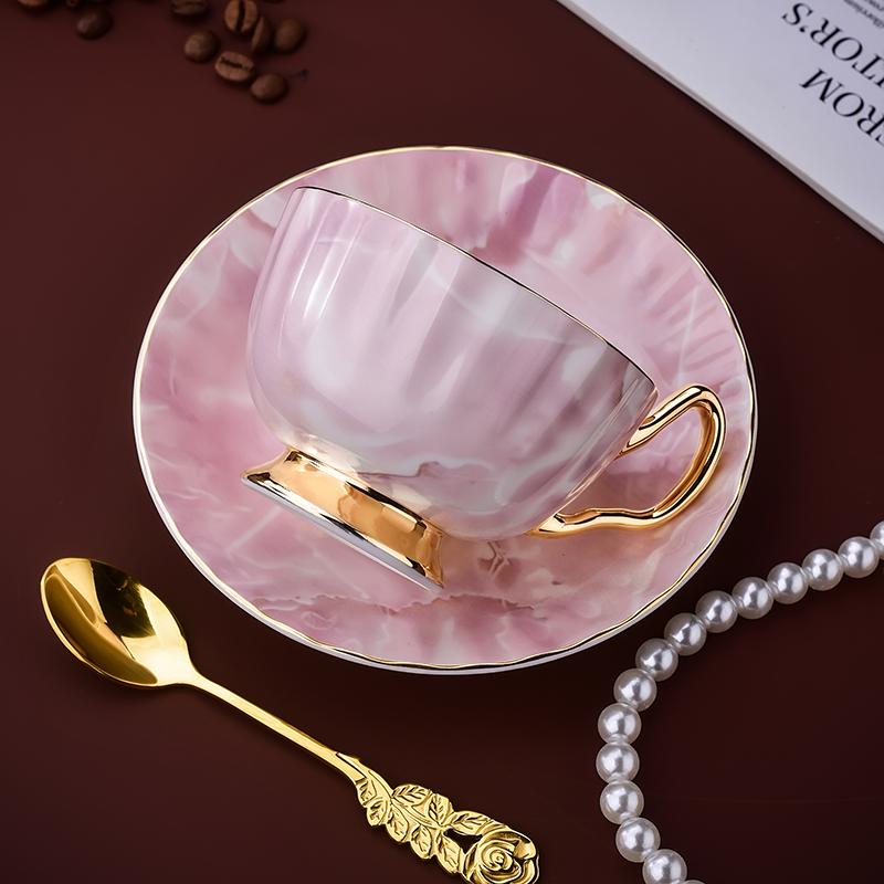 

Скандинавський Стиль Легка Розкіш Керамічні Кавові Чашки з Блюдцями Золотий Обідік Набір Чашок для Полуденного Чаю Парні Кружки Побутовий Посуд для Напоїв 200ml рожевий