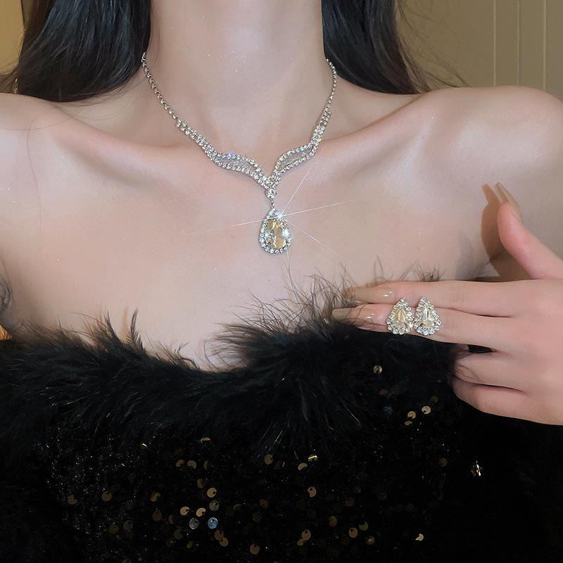 Elegante mit Diamanten besetzte Halskette & Schmuckset für Damen - High-End, vielseitig, super funkelnde Luxus-Schlüsselbein-Accessoires