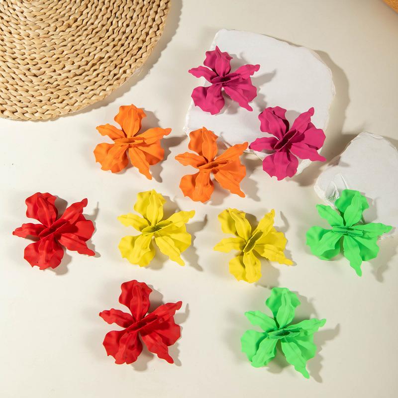 Exquisite temperament flower earrings, geometric exaggerated matte stud earrings