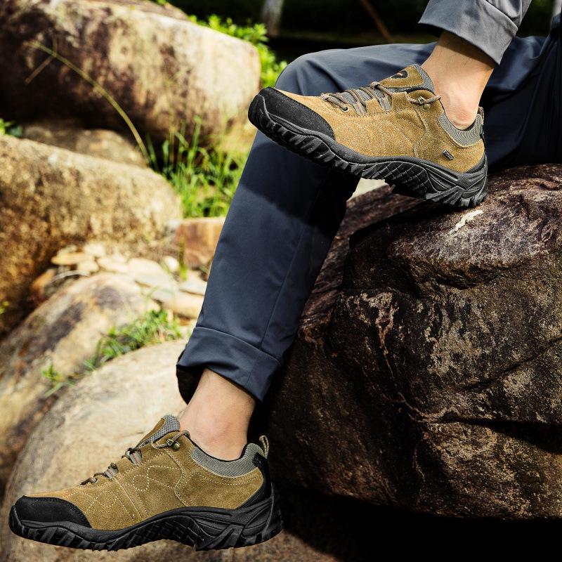 Men's Lightweight Non-slip Breathable Cowhide Hiking Shoes for Autumn and Winter