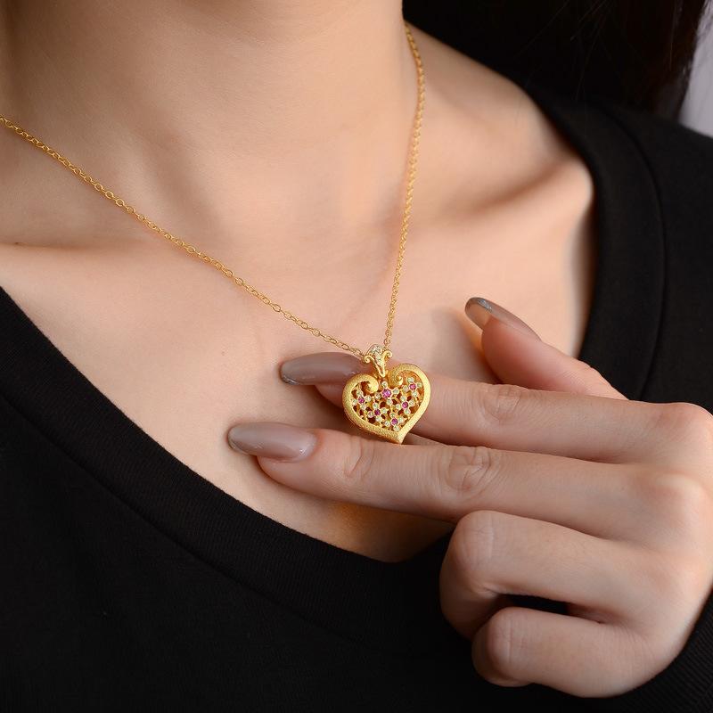 Retro Inlaid Full Diamond Brushed Hollow Out Heart-Shaped Necklace Fashion Pendant Collarbone Chain Engagement Jewelry