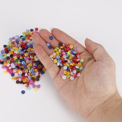 600 Stück 6mm bunte zweilochige Kunststoffknöpfe, runde kleine Harz-Pulloverknöpfe, DIY Haushaltsnähkleidungsknopfzubehör