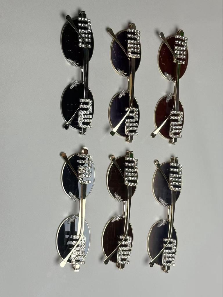 2025 Stylish Oval Frame Sunglasses with Inlaid Diamonds - European & American Fashion Small Frame