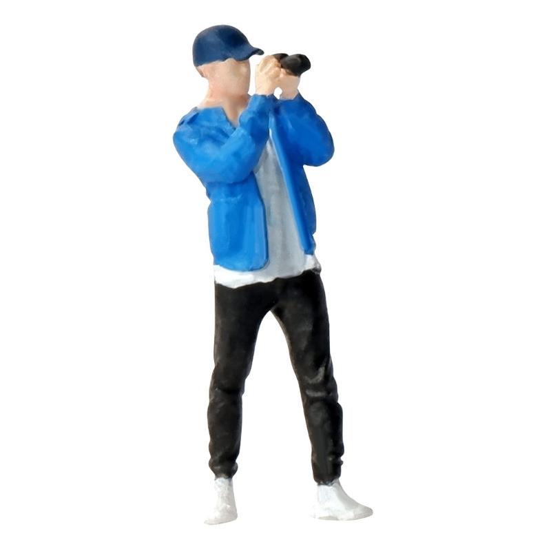 1:64 Scale Hand Painted Resin Collectible Figure Miniature Model Accessories Realistic Photographer Figure Model Gift