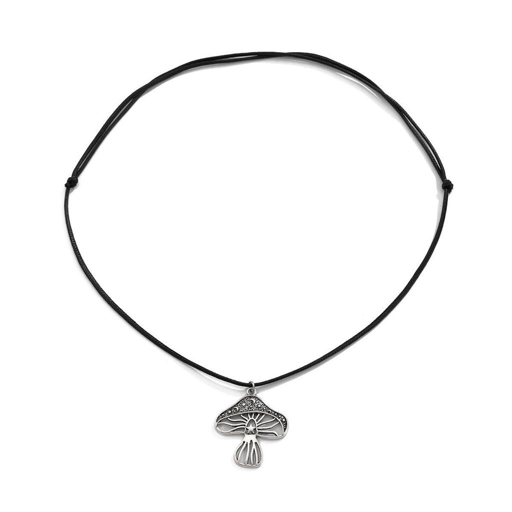 Halskette im Ethno-Stil mit mehreren Lagen aus Pilzleder, Wachsschnur und Türkisperlen