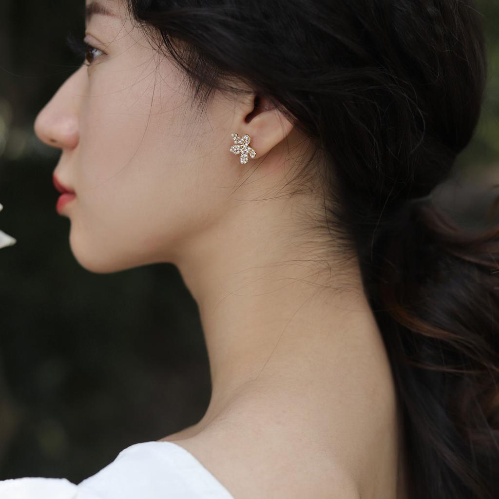 Versatile Exquisite Flower Earrings for Women with Retro High-quality Shiny Small Fresh Earrings