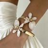 Retro Romantisches Emaille Doppelblumen Manschettenarmband Goldfarben Öffnend Florale Armreifen für Damen Sommerurlaub Hochzeits Schmuck