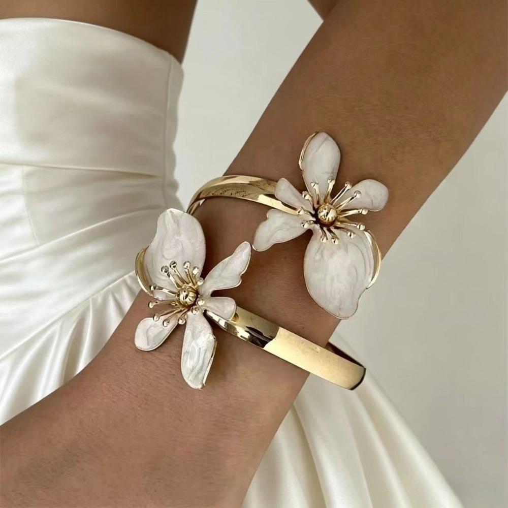 Retro Romantisches Emaille Doppelblumen Manschettenarmband Goldfarben Öffnend Florale Armreifen für Damen Sommerurlaub Hochzeits Schmuck