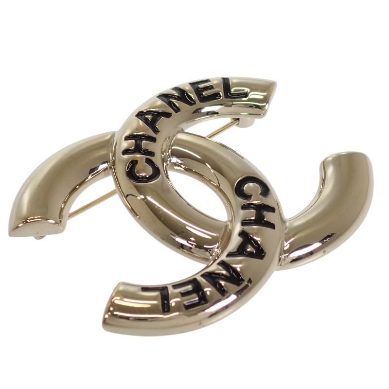 CHANEL  Brooch gold metal Women