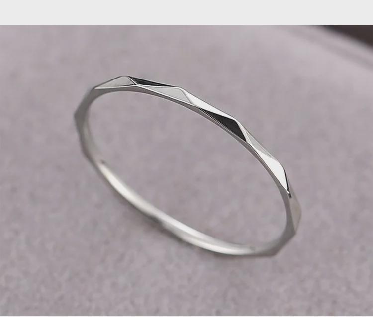 Pierścionek ze stali tytanowej w kolorze różowego złota w kształcie litery V - Elegancki, prosty i wszechstronny