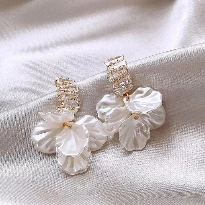2025 Luxury Flower Shell Pearl Stud Earrings: Elegant Niche Design for Women