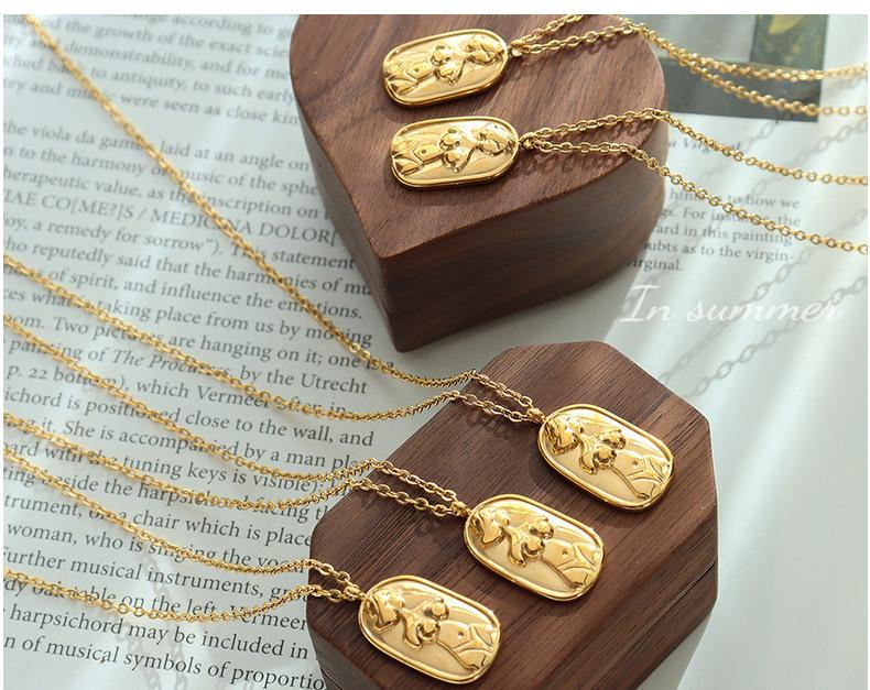 European & American Sexy Oval Pendant Designer Necklace with Embossed Figure on Versatile O-Shaped Chain