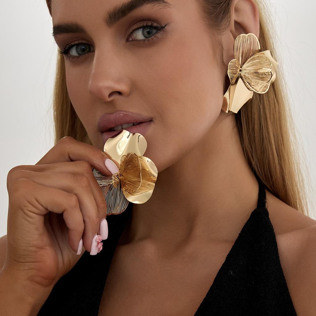 Design Hollow Ginkgo Leaf Metal Earrings, Fashion Shell Pattern Ear Studs For Women