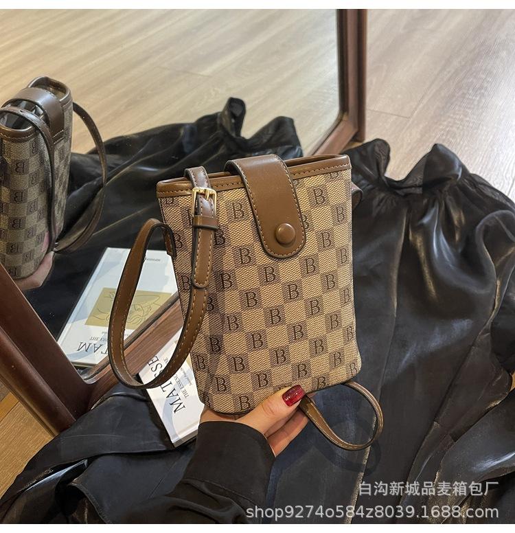 

Soft leather texture bag women s 2025 new simple temperament versatile mobile phone bag large capacity shoulder messenger bag women s tide