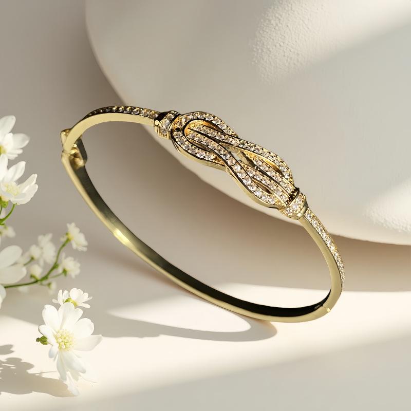 European & American Fashion Zirconia Four-Leaf Clover Bracelet: Sparkly Flower Design Wristband for Women