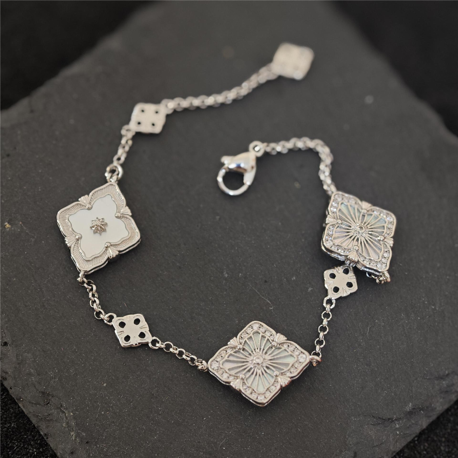 Brushed Craft Cloth Qi Latti Four-Leaf Clover Bracelet Women S Retro Natural White Fritillary Three-Flower Bracelet Jewelry