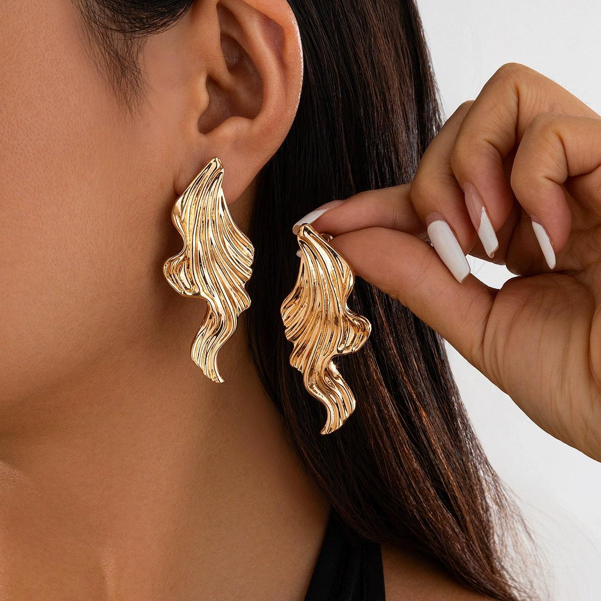 

Long Tassel Texture UV Golden Drop Earrings for Women Simple Versatile Personality Exaggerated Smooth Creative Zircon Girl Gift