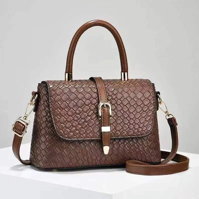 Trendy And Functional Women's Shoulder Bag With Elegant Chain Detail For Moms