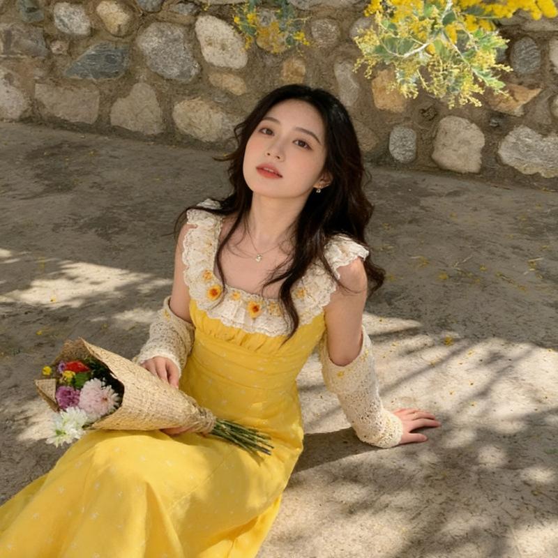 French Lace Splicing Yellow Floral Dress Women's Summer 2026 New Seaside Vacation Temperament Waist Long Dress Tide