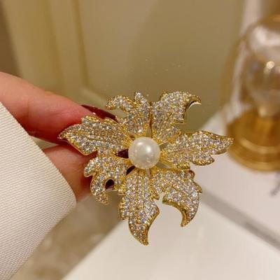 Fashion Rhinestone Maple Leaf Brooches Fashion Gold Color Corsage Lapel Pin for Women Men Party Clothing Jewelry Accessories