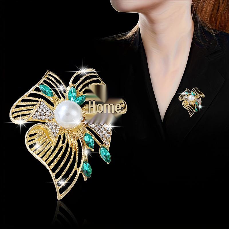 Elegant Retro Emerald and Pearl Brooch - Fashionable Light Luxury Accessory золотой